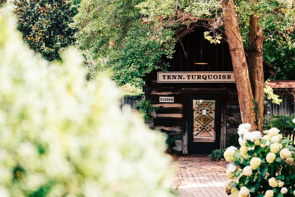 tennessee turquoise front entrance with yellow hydrangeas