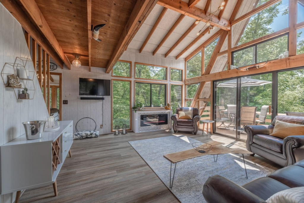 An Bright and Modern Airbnb Chalet Set in the Woods of Missouri.