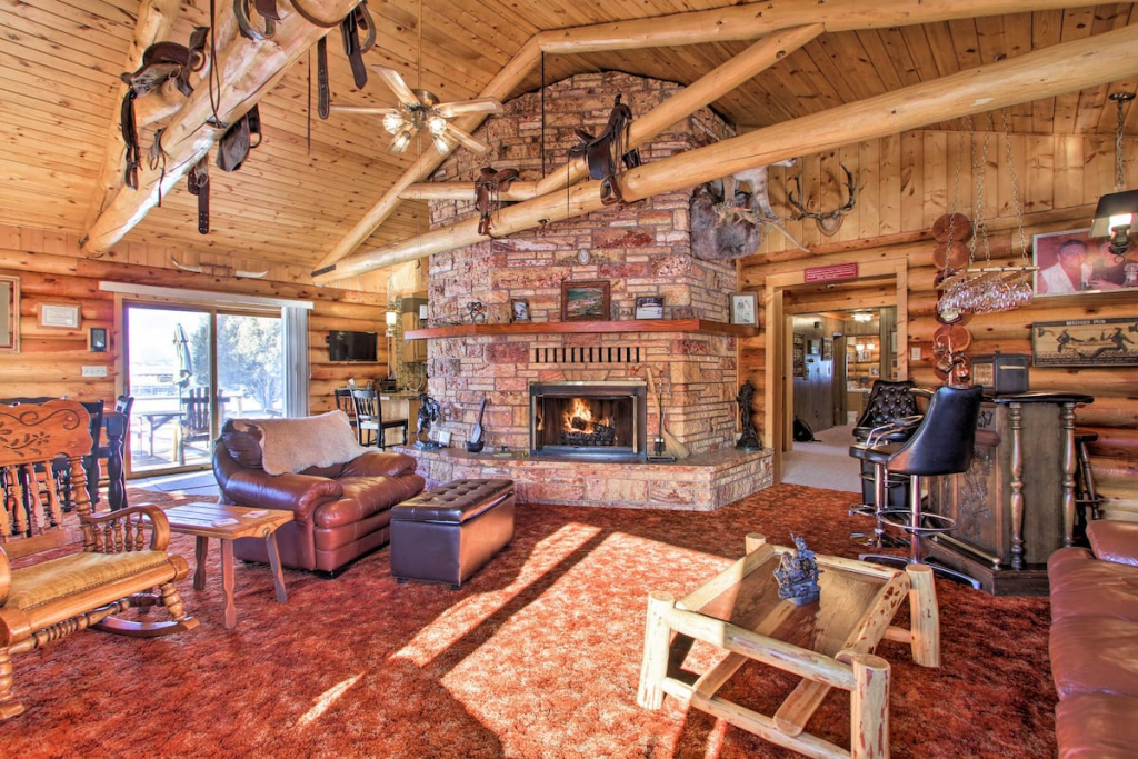 A Rustic Log Home in Montana With Western Decor. 