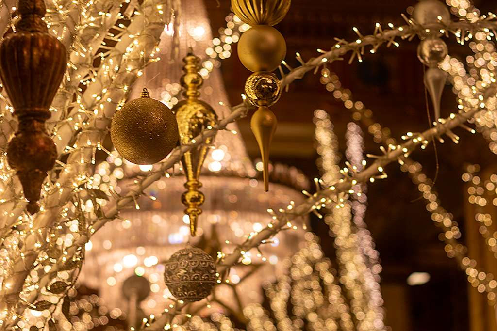 sparkly festive decor at the roosevelt new orleans, a walkdorf astoria hotel
