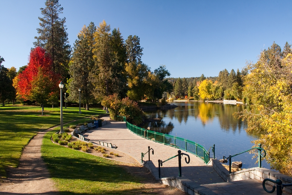 park over a lake in bend oregon with benches and a trail