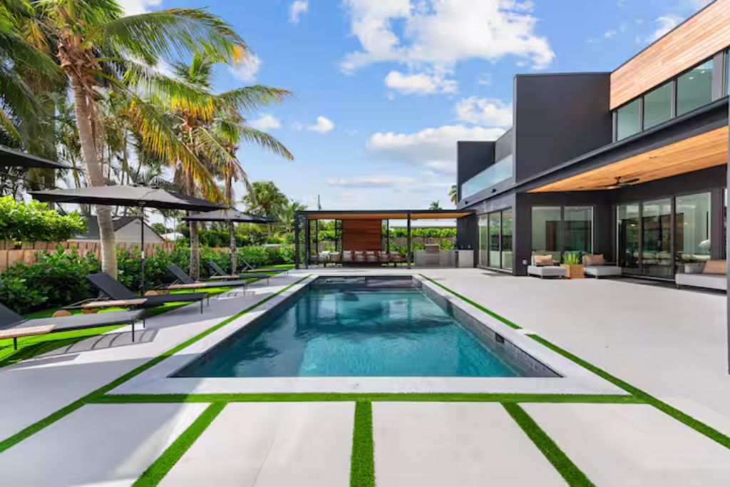hot tub and pool at airbnb in miami, florida