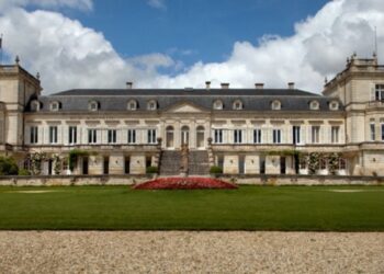 chateau ducru-beaucaillou with green grass gravel and flowers