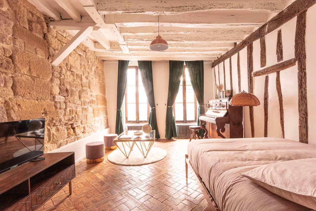 paris cave airbnb