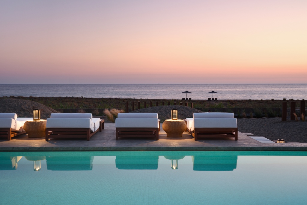 sunset pool costa navarino