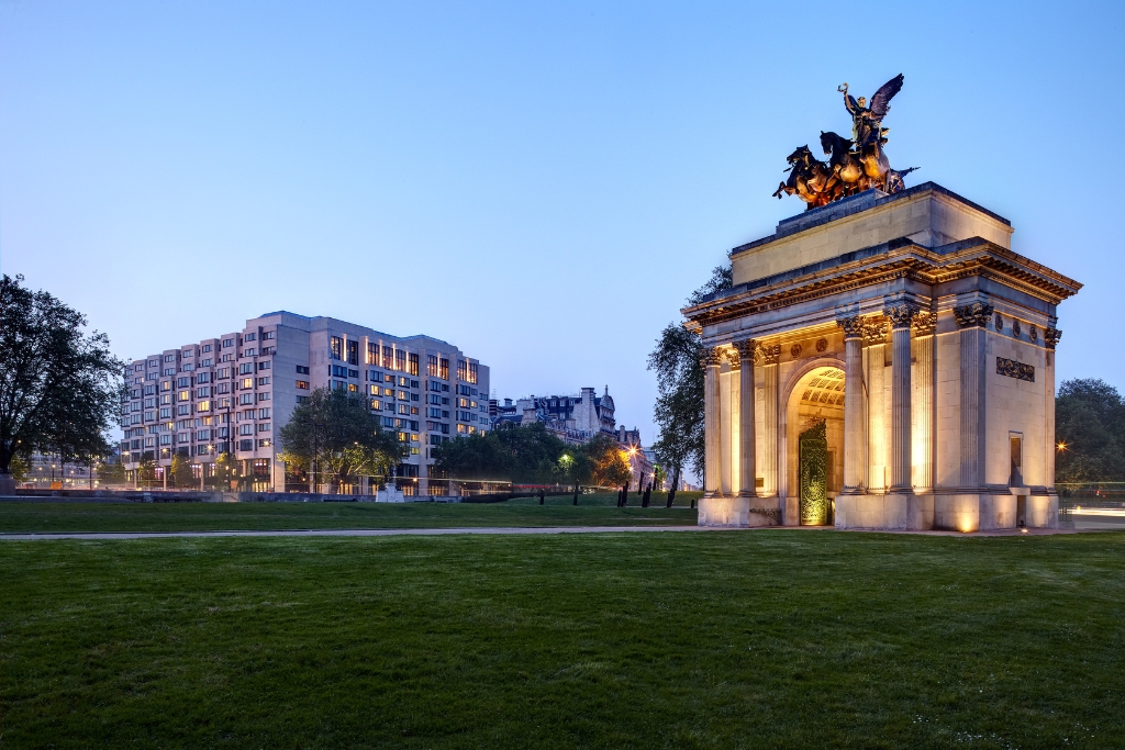 intercontinental london park lane and wellington arch lit up on green grass