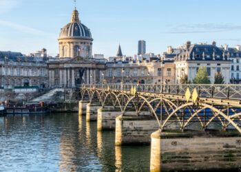 pont des art bridge paris france