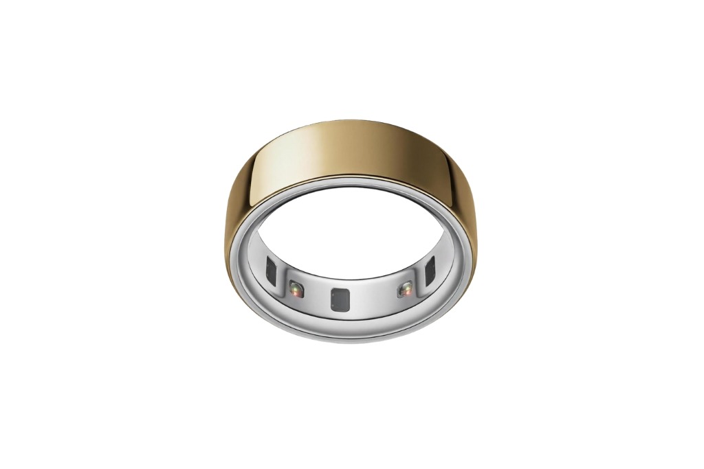 gold rimmed oura ring with silver inside and tracking technology