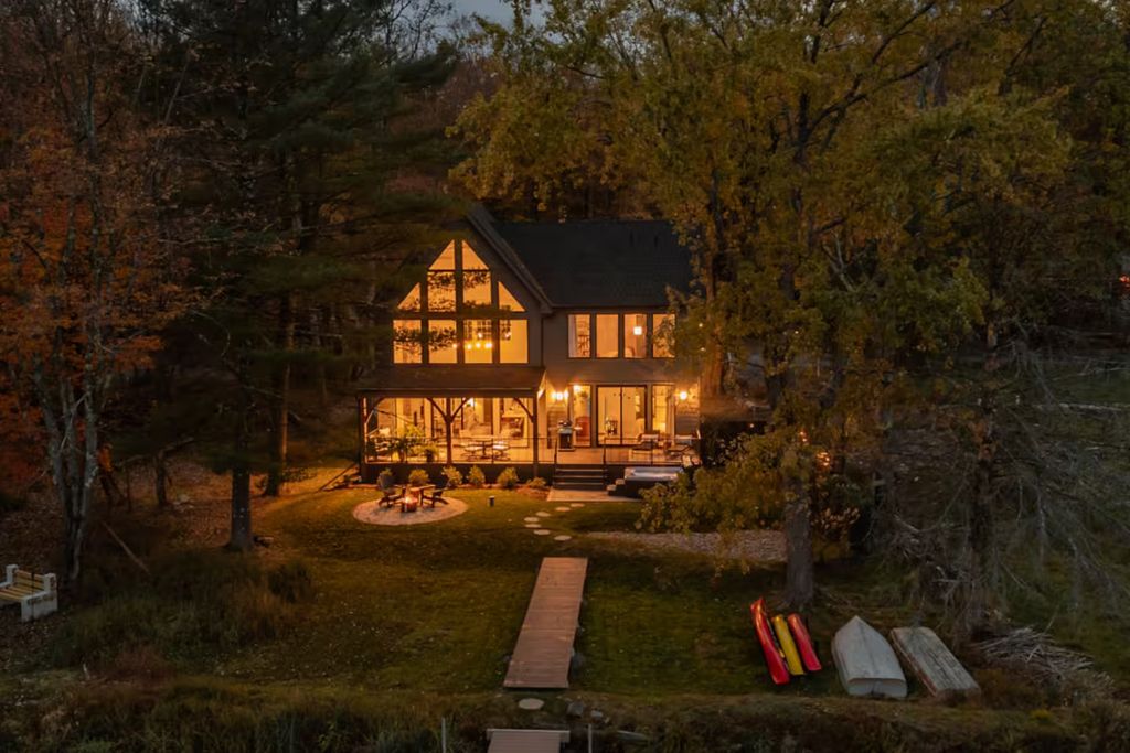 lakefront home airbnb poconos pennsylvania