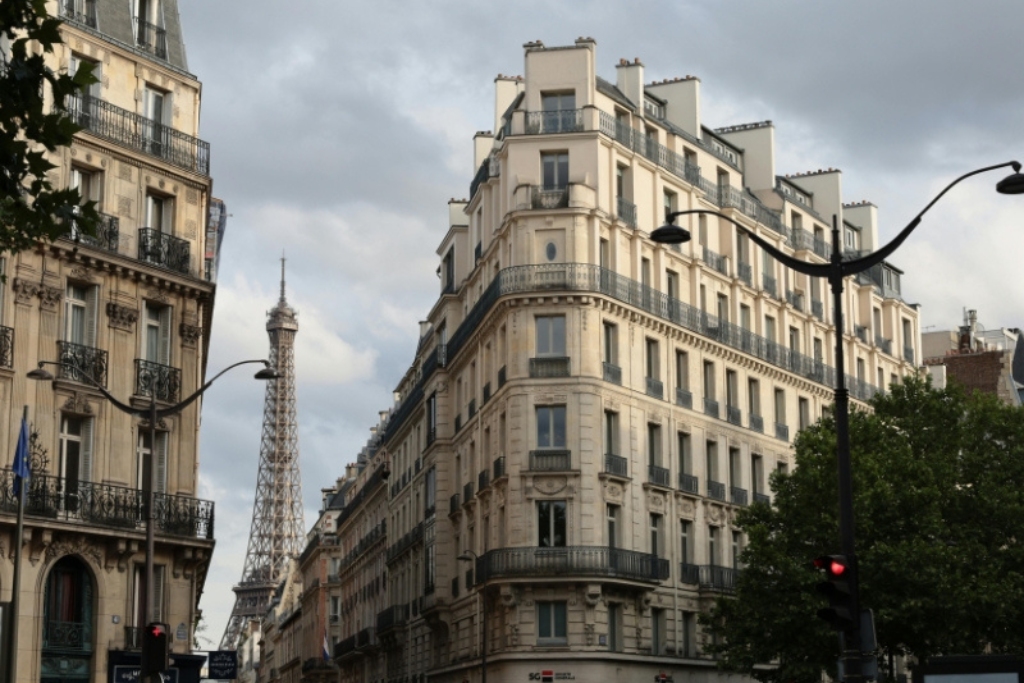 street view of paris with eiffel tower