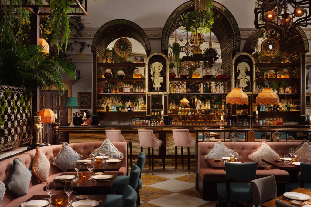 bar lounge in puente romano beach club