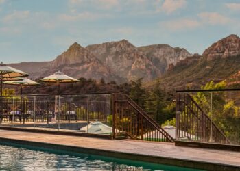 pool view of sedona red rocks from hotel