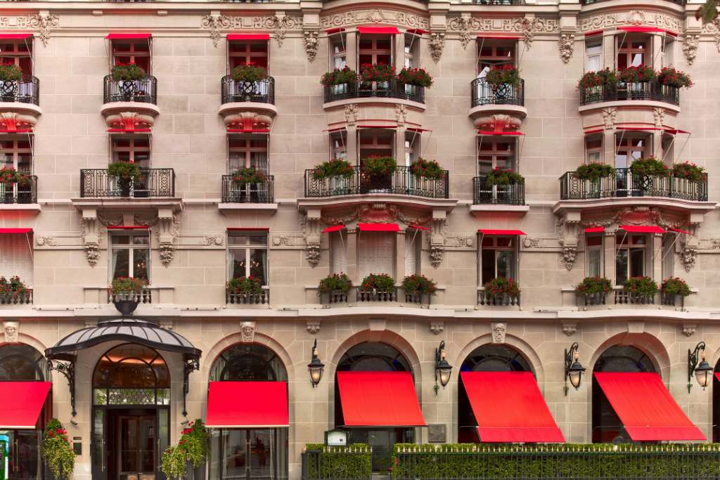 exterior of hôtel plaza athénée in paris