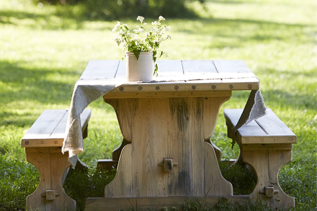 blackberry farm picnic table