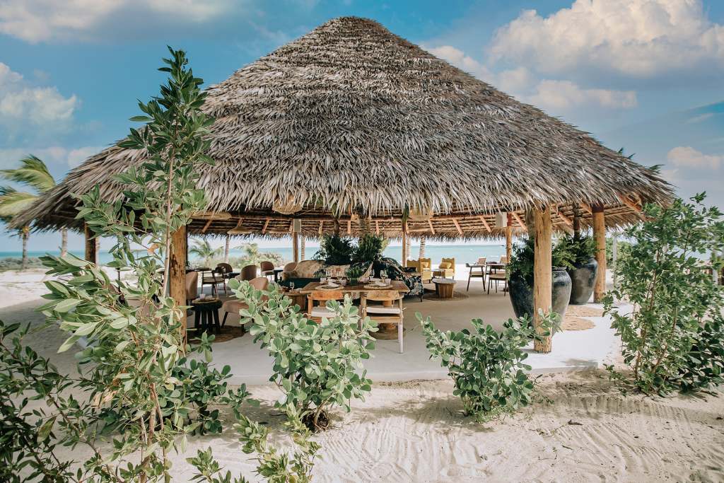 tiki bar, kamalame cay, bahamas
