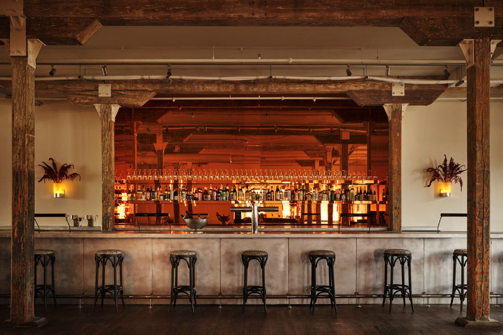pocketbook hudson 15-seat bar