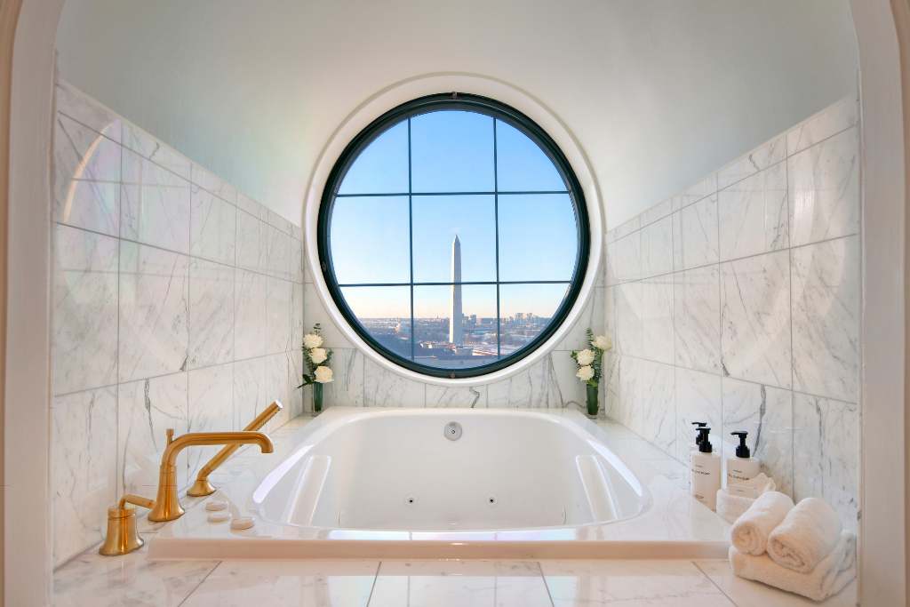bathtub suite at the willard overlooking the washington monument