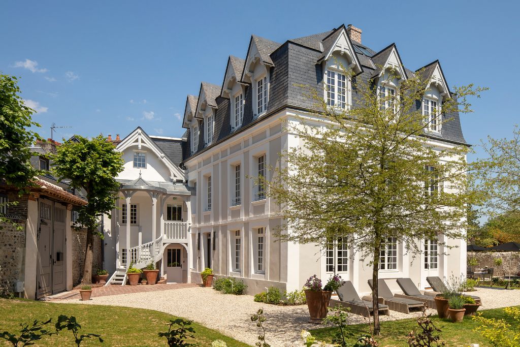 hotel saint-delis outdoor facade