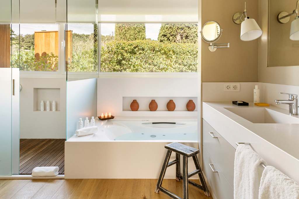 bathroom with deep-soaking tub at mas de torrent