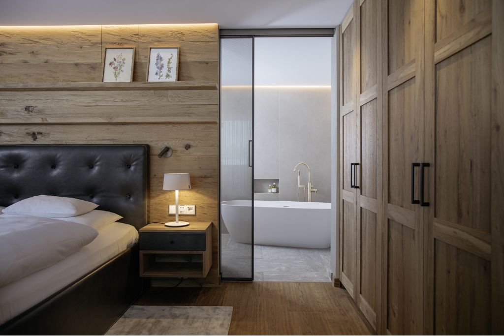 hotel arlberg suite featuring with bathtub