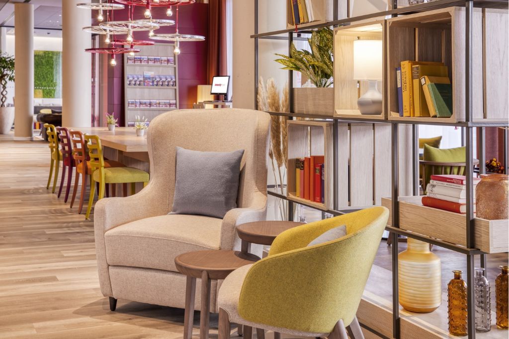 hotel steinberger lobby chairs and bookcase with table seating in the background