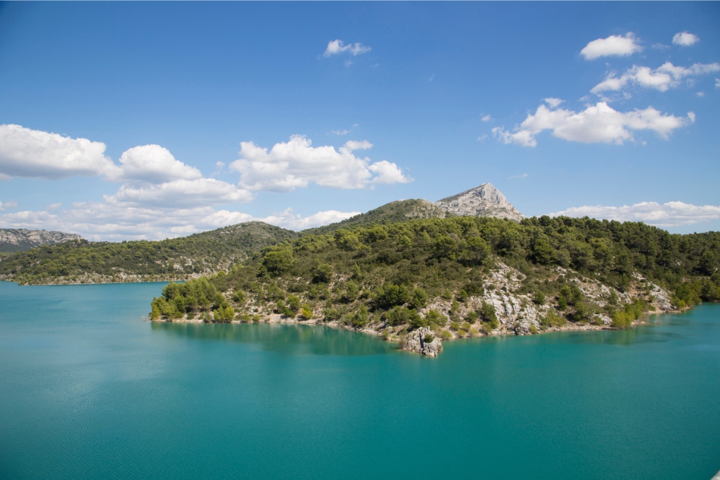 mont sainte victoire in provence france stock photo