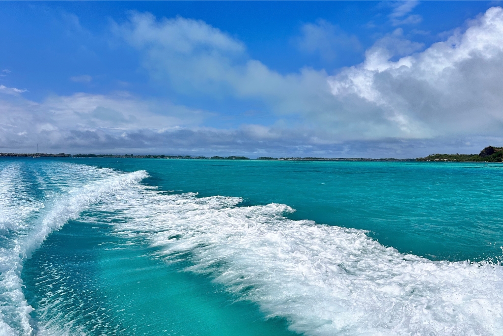 wake in bora bora